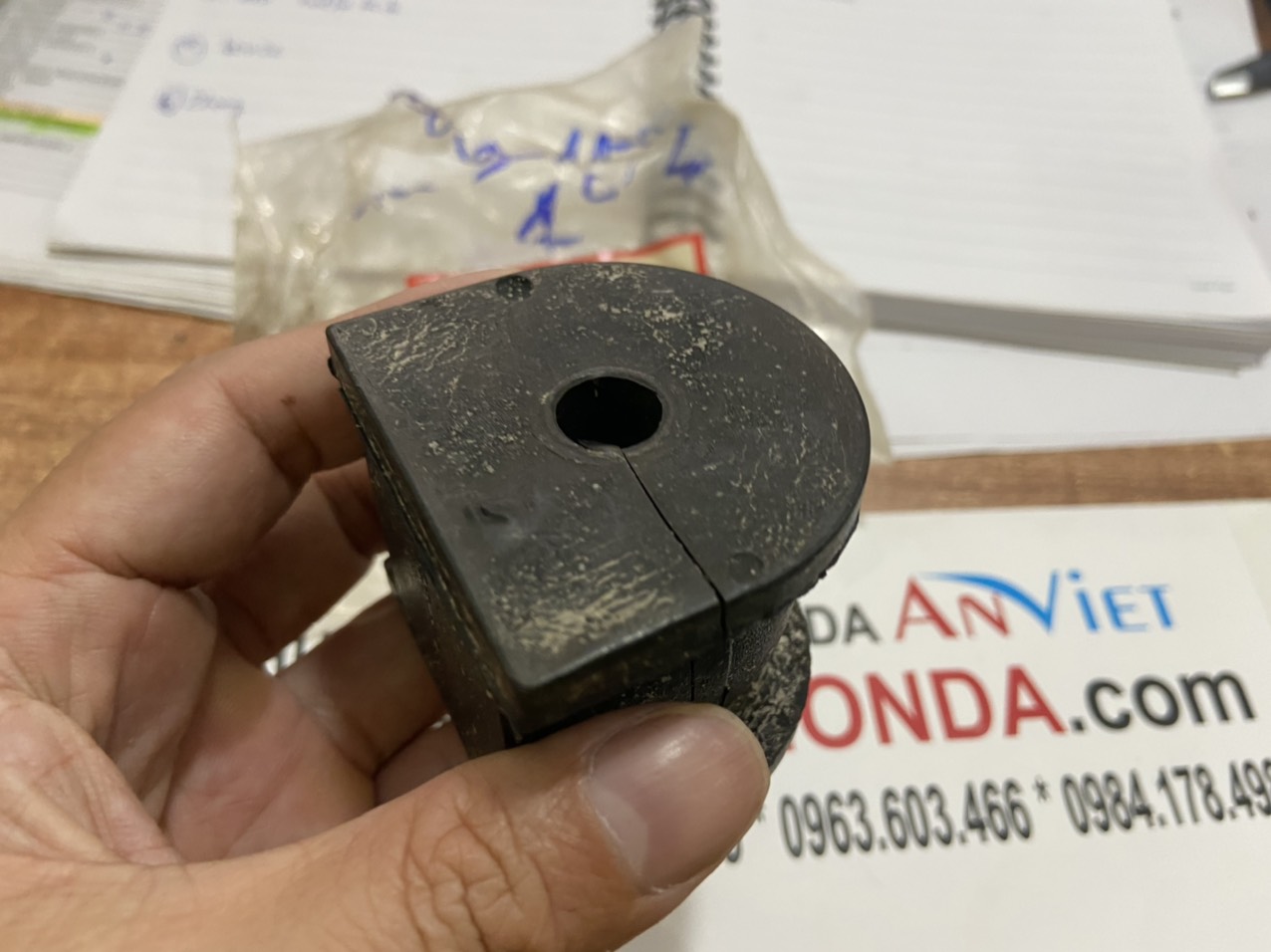 Cao su ốp cân bằng sau xe Honda CRV